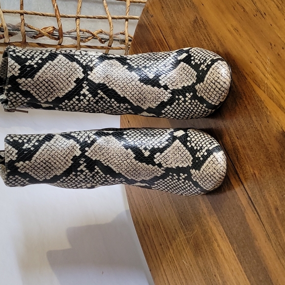 Snake skin size 6.5 boot. Zipper on the inside of boot. No nicks no scuffs. - Picture 4 of 8